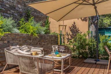 Vaste terrasse avec vue panoramique sur la mer