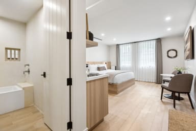 King-size bed & En-suite bathroom with a bathtub