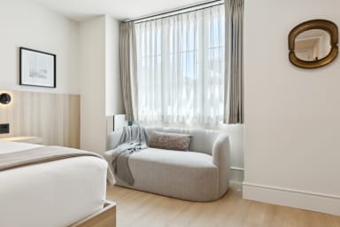 King-size bed, sleeps 2, and seating area