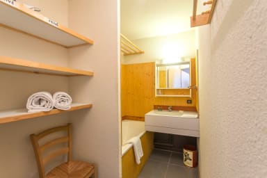Neat bathroom with bathtub 