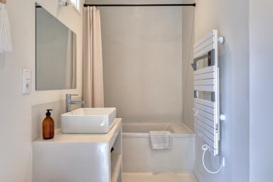 Jolie salle de bain avec bain/ baignoire