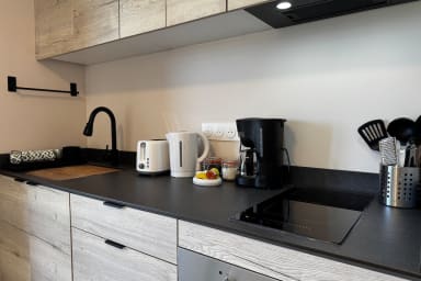 Cuisine équipée. Bouilloire, grille pain, machine à café filtre.
Ustensiles,...