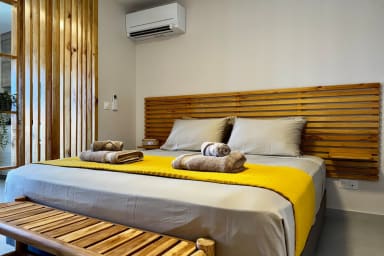 Lit séparé de la pièce de vie avec cloison. Les panneaux de la cloisons sont...