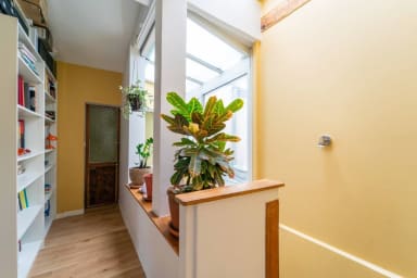 Accès aux étages supérieurs, chambres et salle de bain