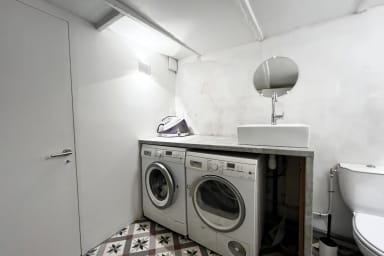 Buanderie :
Machine à laver le linge et machine à sécher le linge,...