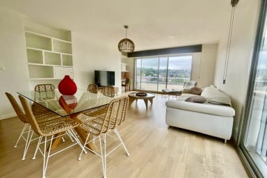 Magnifique salon convivial et très lumineux