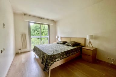 Jolie chambre avec beaucoup d'espace