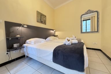 Chambre climatisée, donnant sur la cour de l'immeuble. Calme et spacieuse....