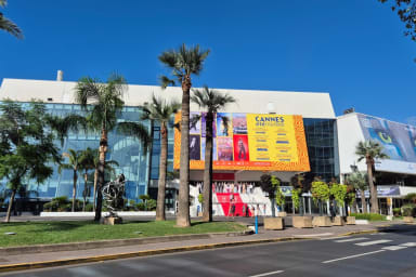 L'appartement se situe à 10 minutes à pied du Palais des Festivals.