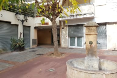 La place en bas de la résidence