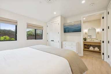 California King bed, sleeps 2, smart TV