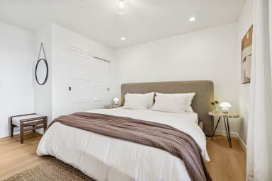 King-size bed, sleeps 2, smart TV