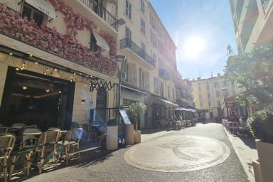 La rue Hoche et ses restaurants