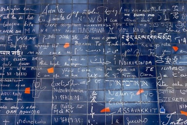 Mur des Je t’aime Montmartre Place des Abbesses à 5 minutes à pied du studio