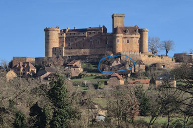 la maison se trouve dans le cercle bleu