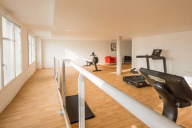 Salle de sport dans un autre bâtiment de la résidence