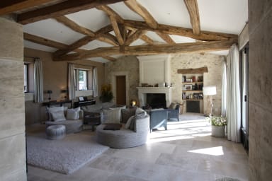 grand salon avec cheminée et écran plat