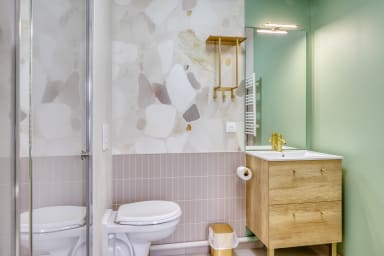 Salle de bain avec WC 