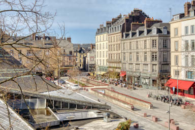 Vue de la fenêtre du salon sur la place du Vieux-Marché 