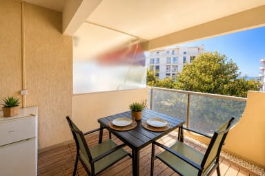 Apartment With Balcony And Pool Near The Sea - Nice