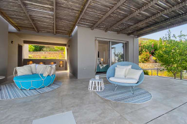 Salon de jardin ensoleillé, détente face au jardin verdoyant