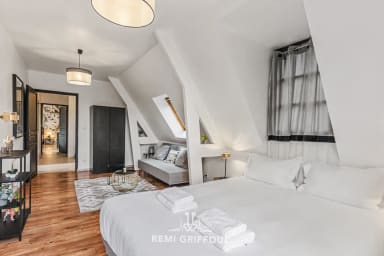 Chambre raffinée avec espace salon pour plus de confort et d'intimité.