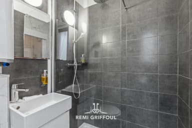 Salle d’eau pratique : douche à l’italienne, miroir lumineux, ambiance sereine.