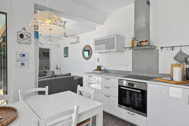 Cuisine moderne et salle à manger pour préparer de bons repas chez vous.