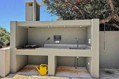 Coin braai pour cuisiner dehors sous le ciel bleu.