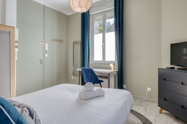 Lit pour 2 personnes avec TV et espace de travail