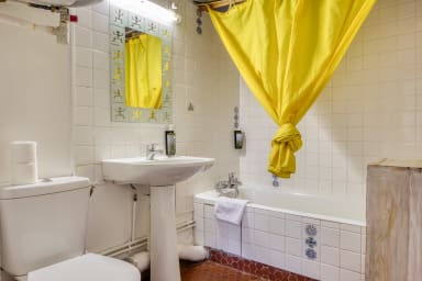Salle de bain avec baignoire et WC