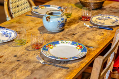 Table à manger familiale et vaisselle