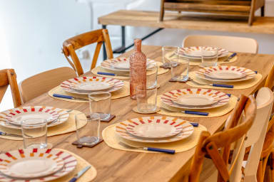 Espace de repas convivial avec vaisselle