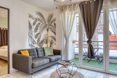 Salon lumineux avec accès direct au balcon