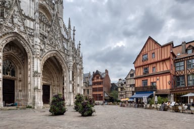 Eglise Saint-Maclou située à quelques pas du logement