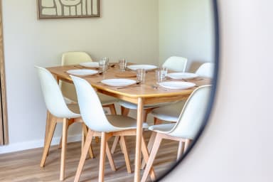 Espace de repas convivial avec vaisselle