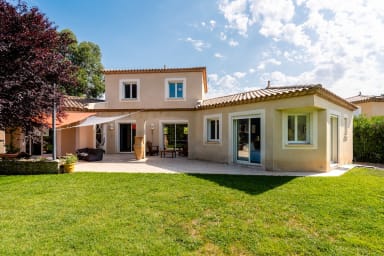 Façade de la villa et jardin