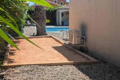 Terrasse couverte avec vue sur la piscine