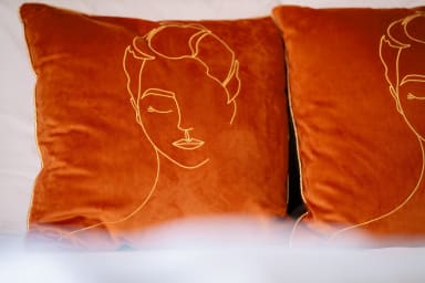 Détail des coussins décoratifs de la chambre
