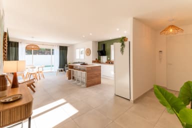 Vue de l’entrée sur la pièce de vie et la cuisine