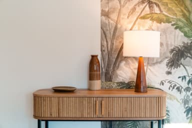 Chambre : détail du mobilier et de la décoration