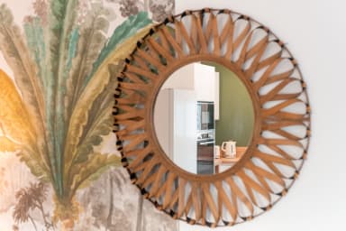 Salon : détail du miroir et de la décoration