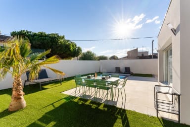 Terrasse avec table de jardin et parasol