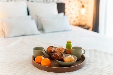 Villa Selva : Chambre : détail du lit et mise en scène décorative
