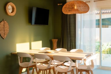 Villa Selva : Séjour : espace repas et télévision