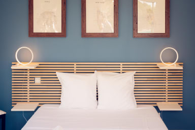 Chambre avec lit double et tête de lit en bois