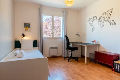 Chambre avec lit double et bureau