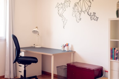Espace bureau dans la chambre