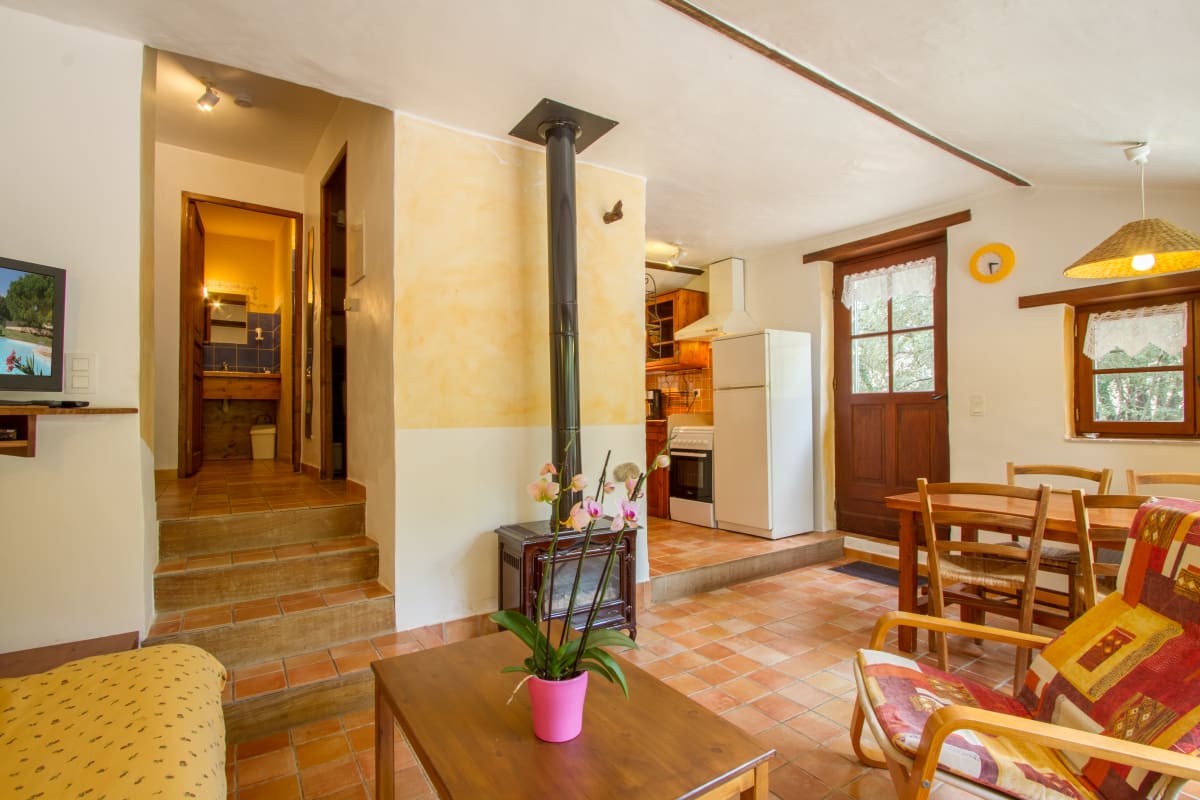 Immobilier Lou Petarel, Mas Provençal typique avec piscine partagée, calme, nature  