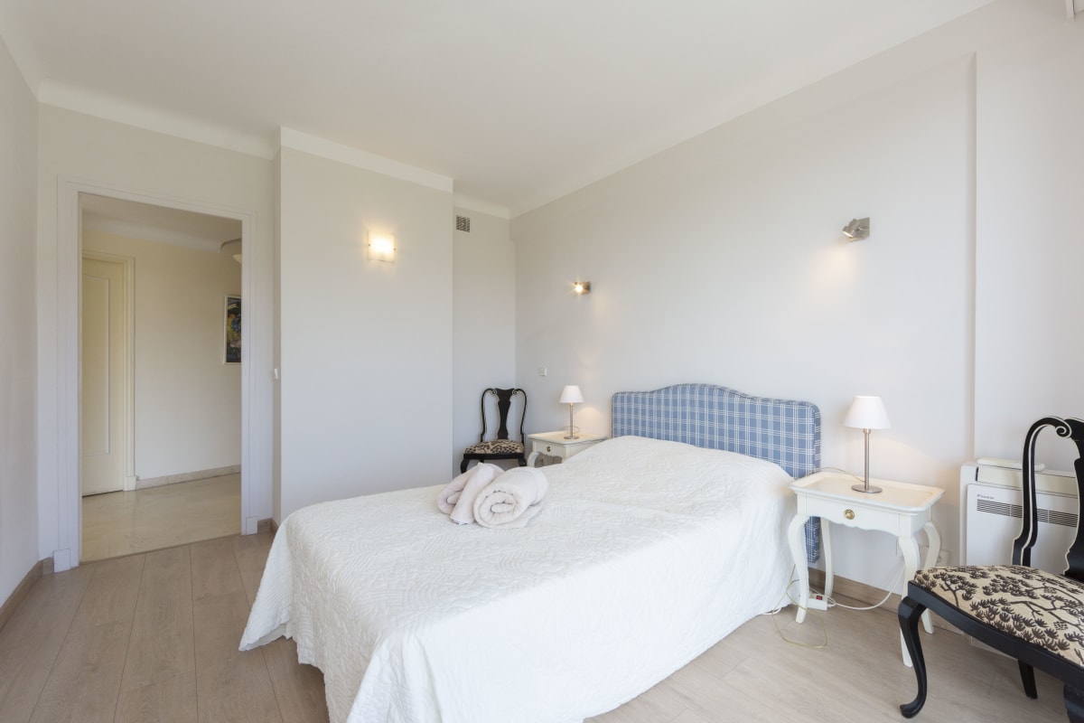 Immobilier Appartement entièrement équipé de 105 m2 avec vue mer et collines  
